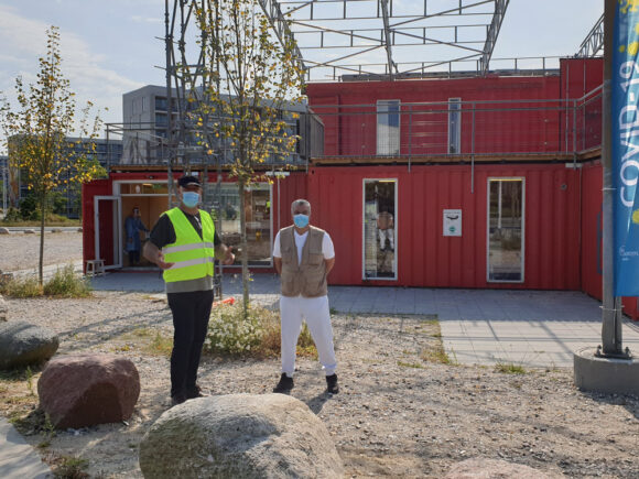 Simon og Maher var frivillige hjælpere ved E&P Huset.