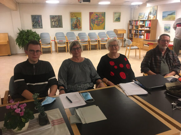 Rødlundsparkens bestyrelse siddende, så mundbindet kunne blive af. Fra venstre Kristian Liljegren, Lene Gjørup, Aase Asmus Christensen og Søren Lange. Birte Kjær Günzel var fraværende.