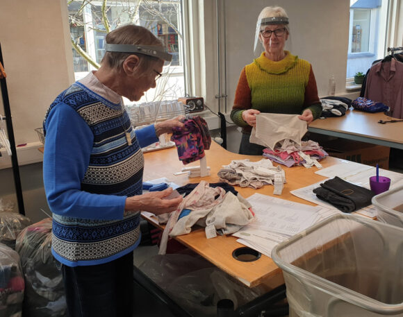 Birgit og Else er i gang med at sortere tøj. De har begge været frivillige i en årrække.