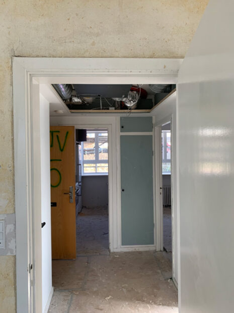 Ventilationsanlæg over nedhængt loft i afdeling 1.
