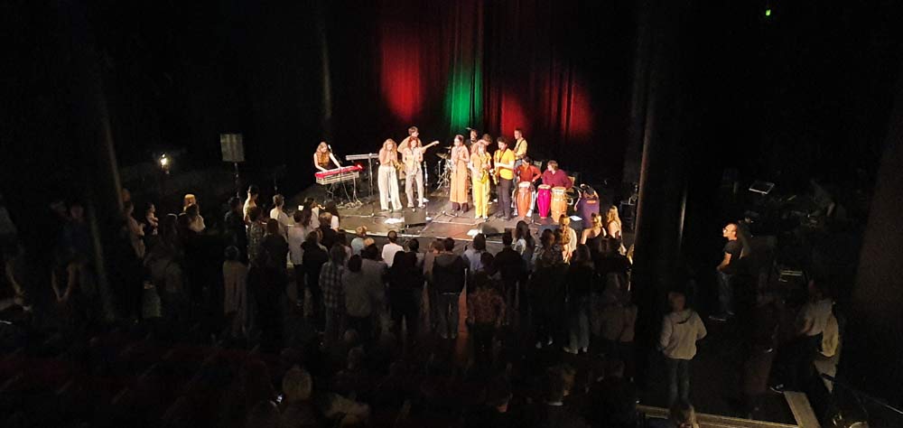 Det tolv mand store orkester Pecha Kucha med en stribe unge Brabrand-musikere fik publikum op af stolene og ud på dansegulvet neden for scenen.